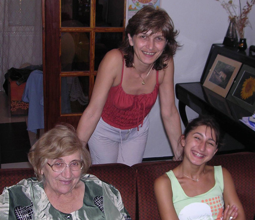  Trois générations de jolies femmes 